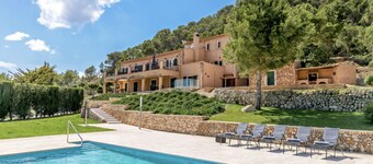 Quiet Country Getaway. Spectacular views. Close to the coast