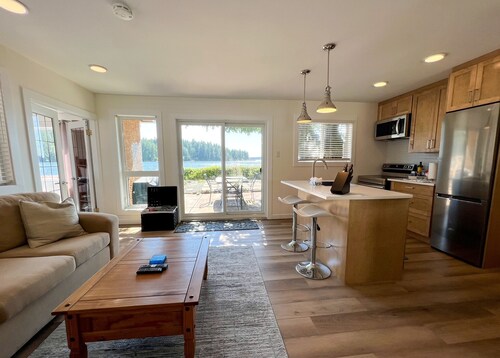 Relax Seconds from the Pacific Ocean at Beachfront Cottage with Private Deck
