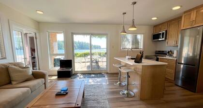 Relax Seconds from the Pacific Ocean at Beachfront Cottage with Private Deck