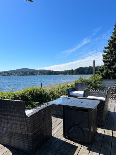 Charming Beachfront Cottage with Private Deck--family/pet-friendly!