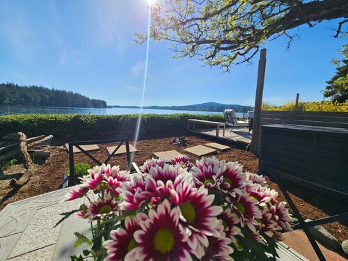 Relax Seconds from the Pacific Ocean at Beachfront Cottage with Private Deck