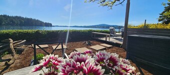 Relax Seconds from the Pacific Ocean at Beachfront Cottage with Private Deck