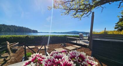 Relax Seconds from the Pacific Ocean at Beachfront Cottage with Private Deck