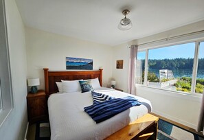 2 bedrooms, iron/ironing board, free WiFi, bed sheets - Relax Seconds from the Pacific Ocean at Beachfront Cottage with Private Deck (Sooke)