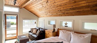 Charming Beachfront Cottage with Private Deck and Hot Tub--family/pet-friendly!