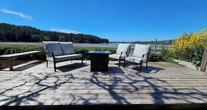 Relax Seconds from the Pacific Ocean at Beachfront Cottage with Private Deck