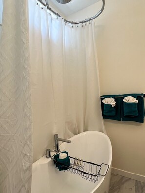 Combinazione doccia/vasca, asciugacapelli, asciugamani, sapone