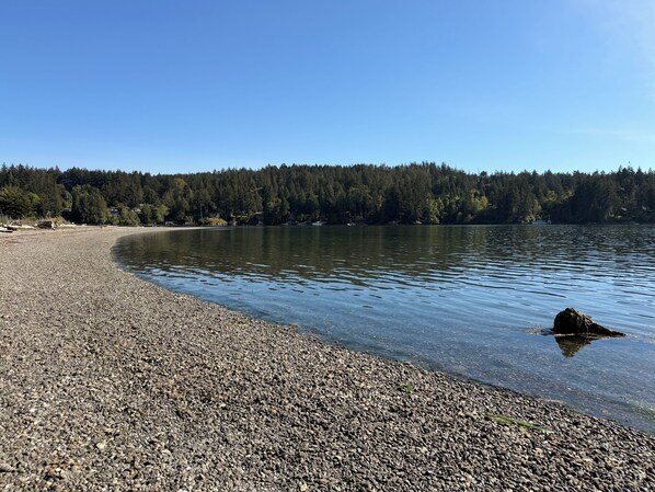 On the beach - Relax Seconds from the Pacific Ocean at Beachfront Cottage with Private Deck (Sooke)