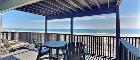 ハウス ベッド (複数台) バルコニー オーシャンビュー | 屋外ダイニングエリア