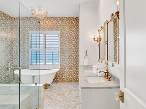 Ferienhaus, Mehrere Betten, Balkon, Meerblick | Badezimmer | Handtücher, Toilettenpapier