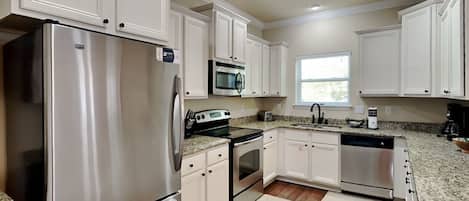 Maison, Plusieurs lits, balcon, vue sur le jardin | Cuisine privée | Réfrigérateur, four à micro-ondes, un four, surface de cuisson