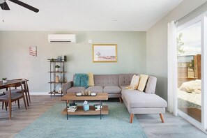 Télévision, cheminée, chaîne hi-fi