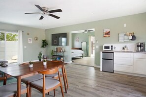 1 habitación, escritorio, tabla de planchar con plancha y wifi 