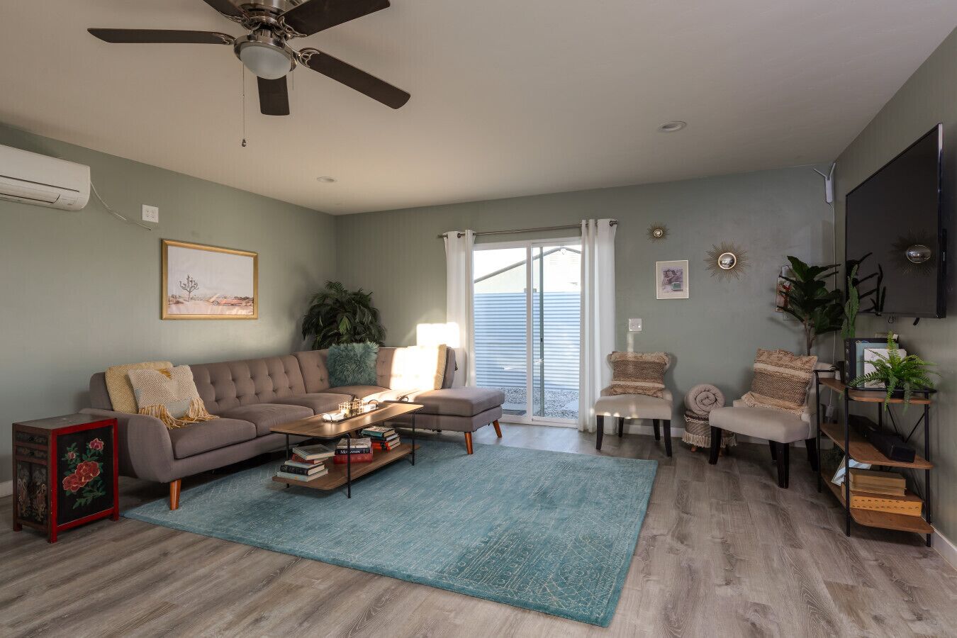 TV, caminetto, impianto stereo