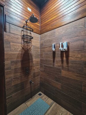 Design Cabin, 2 Bedrooms | Bathroom | Combined shower/tub, rainfall showerhead, towels