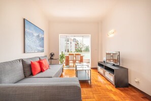 TV - GuestReady - Peaceful 1 Bedroom Abode in Estoril (Cascais)