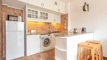 Fridge, microwave, oven, coffee/tea maker