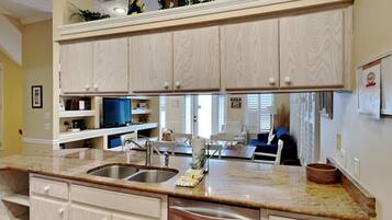 House, Multiple Beds, Pool Access, Ocean View | Private kitchen | Fridge, microwave, oven, stovetop