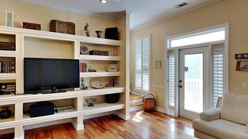 House, Multiple Beds, Pool Access, Ocean View | Living area | 40-inch TV with digital channels