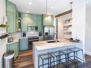 Maison, Plusieurs lits, cuisine, vue sur le jardin | Cuisine privée | Réfrigérateur, four à micro-ondes, un four, surface de cuisson
