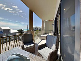 Condo (3 Bedrooms) | Front of property