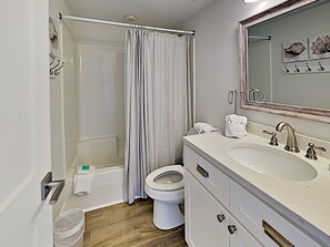 Lägenhet - flera sängar - balkong - havsutsikt | Badrum | Handdukar och toalettpapper