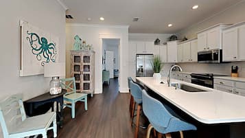 House, Multiple Beds, Balcony | Private kitchen | Fridge, microwave, oven, stovetop