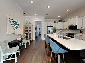 Talo, useita sänkyjä, parveke | Yksityinen keittiö | Jääkaappi, mikroaaltouuni, uuni, liesi