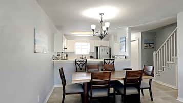 Rumah, Beberapa Tempat Tidur, balkon, pemandangan kolam renang | Tempat makan