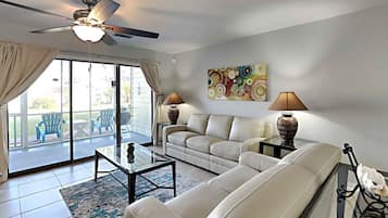 Rumah, Beberapa Tempat Tidur, balkon, pemandangan kolam renang | Area keluarga | TV