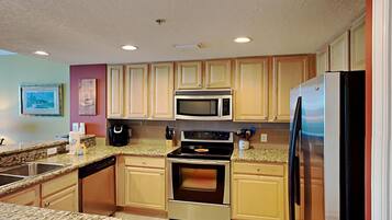 Appartement, Meerdere bedden, keuken, uitzicht op zee (#1407 - No Pets Allowed) | Privékeuken | Een koelkast, een microgolfoven, een oven, een kookplaat