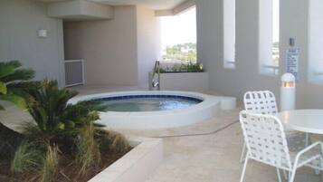 Bloc d'apartaments, diversos llits, cuina, vistes a l'oceà (#1407 - No Pets Allowed) | Servei de restauració a l'aire lliure