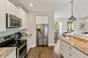 獨棟房屋, 多張床, 陽台, 泳池景觀 | 私人廚房 | 電冰箱、微波爐、烤箱、爐台