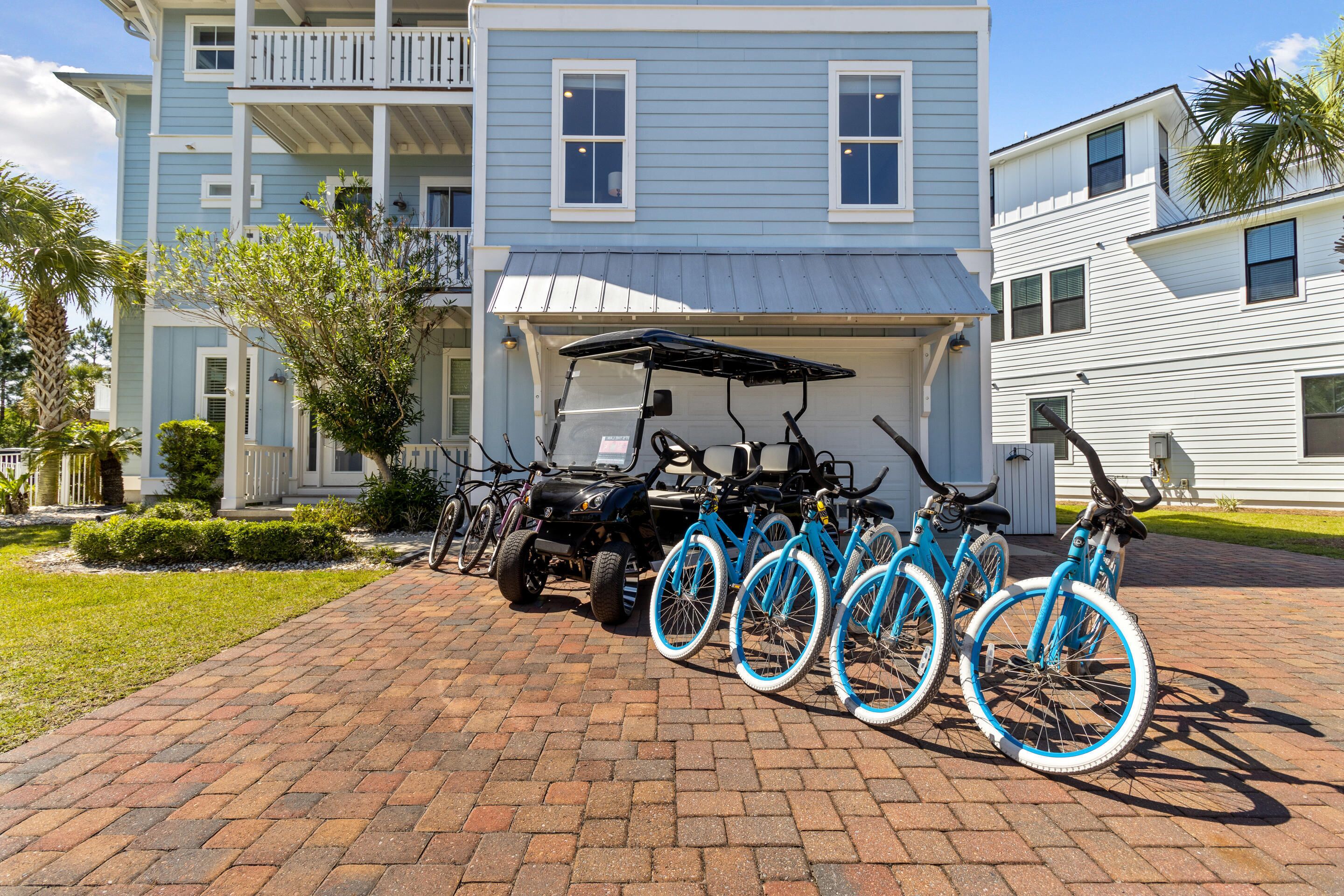 Un bâtiment doté d’un garage, de vélos et d’une voiturette de golf.