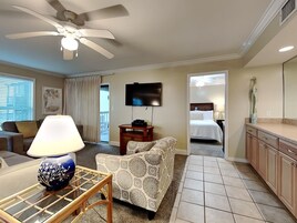 公寓式客房, 多张床, 阳台, 海洋景观 | 起居区 | 电视