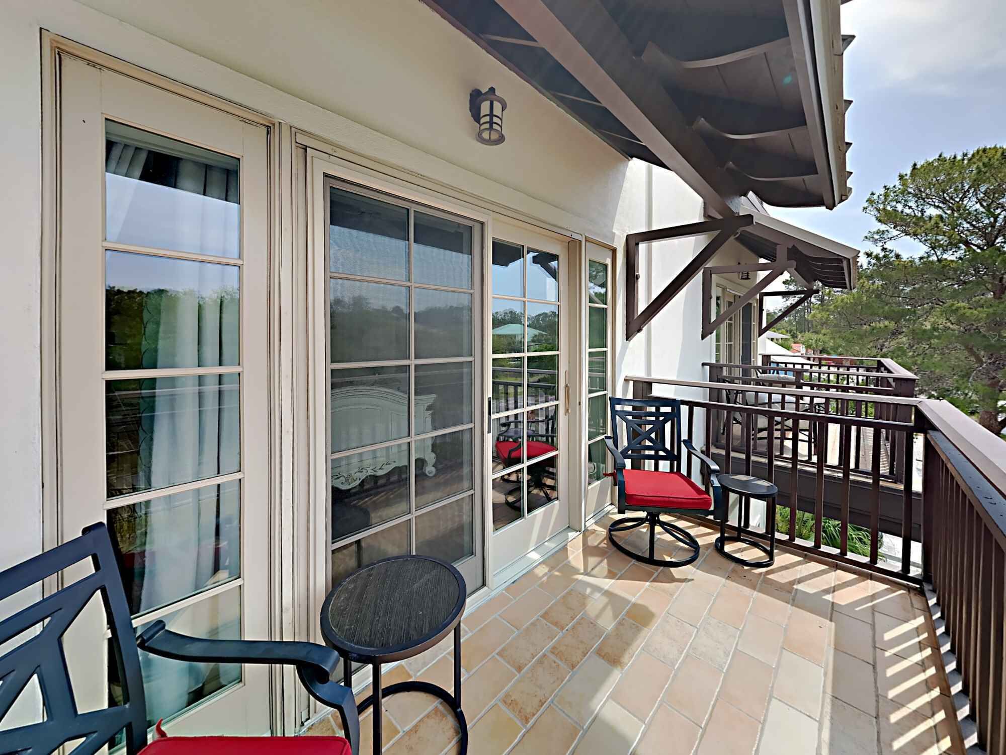 Un balcon offrant une vue sur le paysage environnant, avec une table et des chaises.
