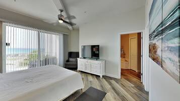 Condo, varias camas, balcón, vista al océano | 3 habitaciones, decoración personalizada y muebles diferentes