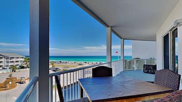 Condo, varias camas, balcón, vista al océano | Vista desde la habitación