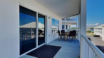 Condo, varias camas, balcón, vista al océano | Restaurante al aire libre