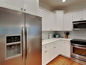 House, Multiple Beds, Balcony, Pool View | Private kitchen | Fridge, microwave, oven, stovetop