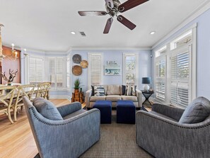 Casa, letti multipli, balcone, vista piscina | Area soggiorno | TV 40 pollici con canali digitali