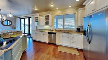 House, Multiple Beds, Balcony, Ocean View | Private kitchen | Fridge, microwave, oven, stovetop
