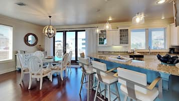 Huis, Meerdere bedden, balkon, uitzicht op zee | Dineren