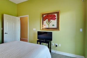 Condo, várias camas, sacada | 3 quartos, individualmente decorados, individualmente mobiliados