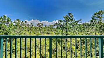 Condo, varias camas, balcón | Áreas de la propiedad