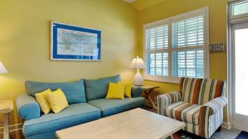 Condo, varias camas, balcón | Área de sala de estar | Televisión