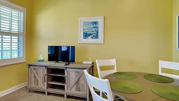 Condo, varias camas, balcón | Restaurantes