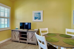 Condo, varias camas, balcón | Restaurantes