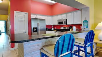 Condo, varias camas, balcón | Cocina privada | Refrigerador, microondas, horno y parrilla de estufa