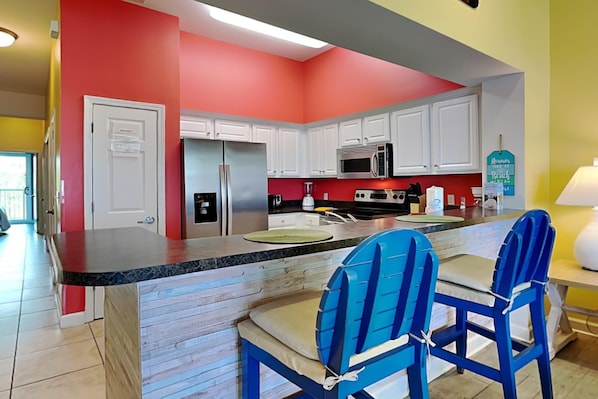 Condo, varias camas, balcón | Cocina privada | Refrigerador, microondas, horno y parrilla de estufa